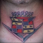 герб - татуировка на шее мужчины - фото