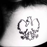 гербовый орел - татуировка на шее женская - фото
