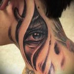 глаз в разрыве тела - татуировка на шее женская - фото