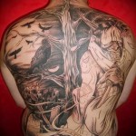 голое дерево и ворон на фоне кладбища татуировка на спине мужская фото