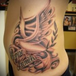 голубка и надпись (семья и надежда) - женская татуировка на боку