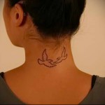 голубки летящие на встречу - татуировка на шее женская - фото