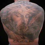 гора с крестами и распятьями - религиозная татуировка на спине мужская фото
