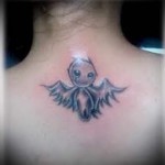 грустный ангелок - татуировка на шее женская - фото