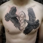 два ворона тату - мужская татуировка на грудь