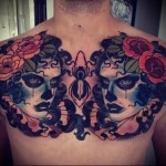 два женских лица и розы - мужская татуировка на грудь