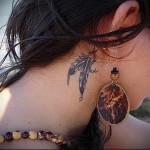 два связанных пера - татуировка на шее женская - фото