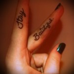 два слова - татуировка на пальце для девушки (тату - tattoo- фото)