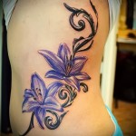 два цветных хветка - женская татуировка на боку