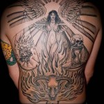 девушка ангел (обнаженная) с весами в руках татуировка на спине мужская фото