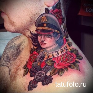 Фото тату в стиле олдскул на шее. Изображение девушки в военной форме с розой и кинжалом. Яркие цвета и четкие контуры.