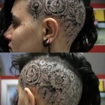 девушка панк с татуировками на голове