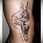 девушка с крыльями и надпись в тату на боку у мужчины