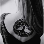 дерево жизни в рамке тату на спине женская