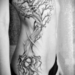 дерево с открытыми корнями без листьев - женская татуировка на боку