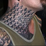 дотворк - татуировка на шее мужчины - фото