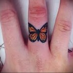 желтая бабочка - татуировка на пальце женская (тату, tattoo)