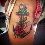 женская большая татуировка на ногу - якорь и красная роза