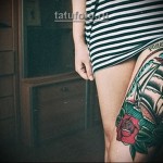 женская олд скул татуировка на ногу - парусник на волнах и красная роза