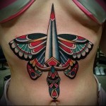 женская татуировка с бабочкой и ножем на солнечном сплеитении