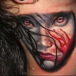 женское лицо в крови - татуировка на шее мужчины - фото