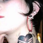 забинтованное раненное сердце - татуировка на шее женская - фото