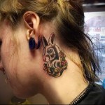 зайка и цветы - татуировка на шее женская - фото