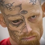 заключенный с лицом в татуировках