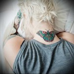 зеленая бабочка - татуировка на шее женская - фото
