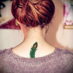 зеленое перо павлина - татуировка на шее женская - фото