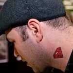 знак супермена - татуировка на шее мужчины - фото