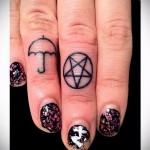 зонтик и перевернутая звезда в круге - татуировка на пальце для девушки (тату - tattoo- фото)