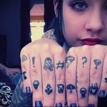 зонтик - якорь и мороженное - татуировка на пальце для девушки (тату - tattoo- фото)