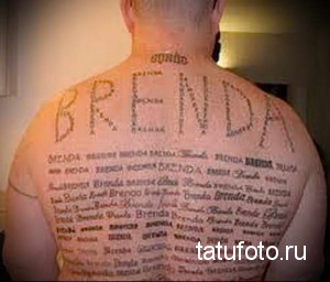 Фото тату на спине с многократным повторением имени 'Brenda', выполненное в точечной технике.