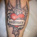 кинжал в сердце и надпись уважение татуировка на ноге мужская