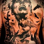 киногерои и черные вороны - татуировка на спине мужская фото