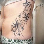 класические звездочки крупного размера - женская татуировка на боку