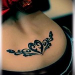 классическая тату с сердцем - татуировка на пояснице женская фото