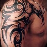 классная абстрактная тату - мужская татуировка на плече