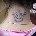 классная корона - татуировка на шее женская - фото