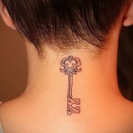 ключик от сердца - татуировка на шее женская - фото