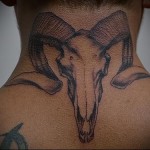 козлинный череп - татуировка на шее мужчины - фото