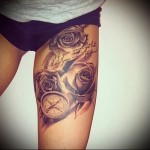 компас и розы в татуировке на ногу для девушки