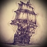 Эскиз татуировки: детализированный черно-серый рисунок парусника, плывущего по спокойному морю.