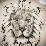 красивая морда льва - тату мужская на спине фото