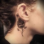 красивая роза за ухо - татуировка на шее женская - фото