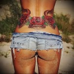 красивая тату с розами и надписями - татуировка на пояснице женская фото