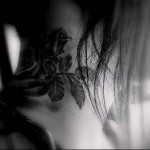 красивые - закрытые бутоны розы - татуировка на шее женская - фото