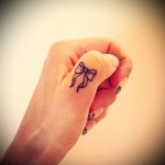 красивый бантик - татуировка на пальце женская (тату, tattoo)