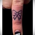 красивый маленький бантик - татуировка на пальце для девушки (тату - tattoo- фото)